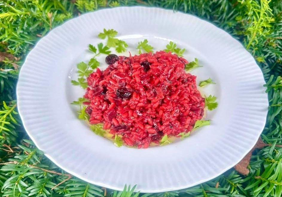 Zubereiteter Risotto di Amore mit Roter Bete und Cranberries, angerichtet auf einem Teller